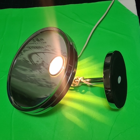 Magnifying Make Up Mirror with light portable lamp - Picture 5 of 9